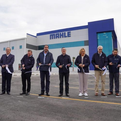 Corte del listón en la inauguración de la nueva planta Mahle Ramos Arizpe.