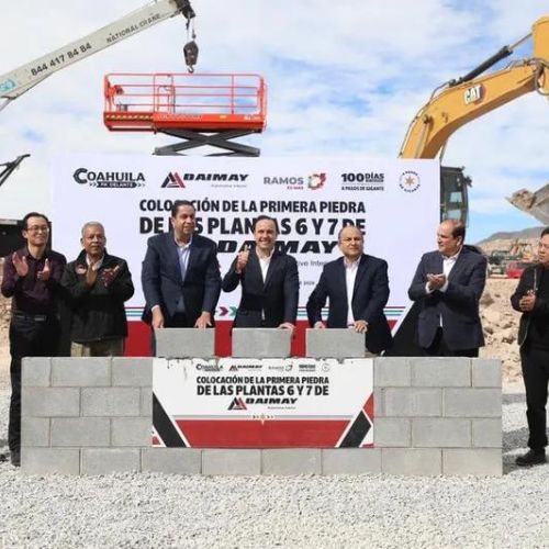 Directivos de Daimay y representantes gubernamentales durante la inauguración de la planta No. 5.