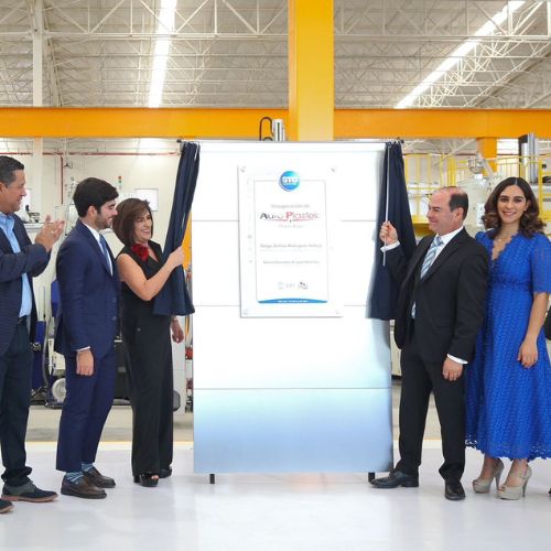 Directivos de Auto Plastek y representantes gubernamentales durante la inauguración de la nueva planta en Puerto Interior Guanajuato.