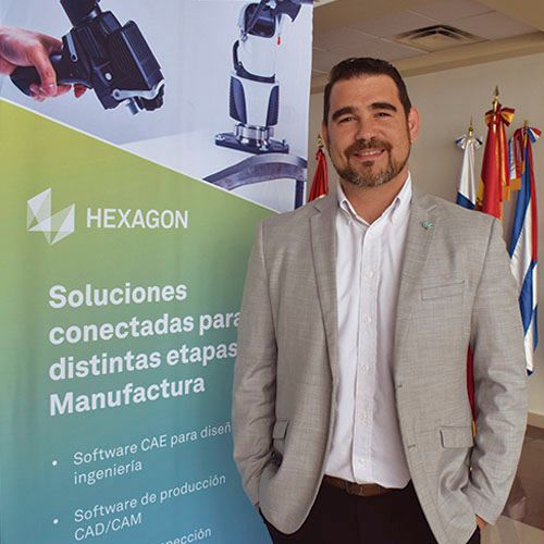 Directivos de Hexagon y Driven durante la firma de convenio de colaboración.