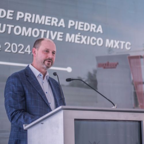 Directivos de Nexteer Automotive y autoridades estatales colocaron la primera piedra de lo que será el MXCT en una superficie de 8,350 m2 en el municipio de El Marqués.