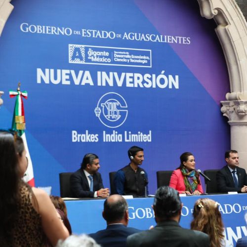 Directivos de Brake India Limited y representantes gubernamentales durante el anuncio de inversión.