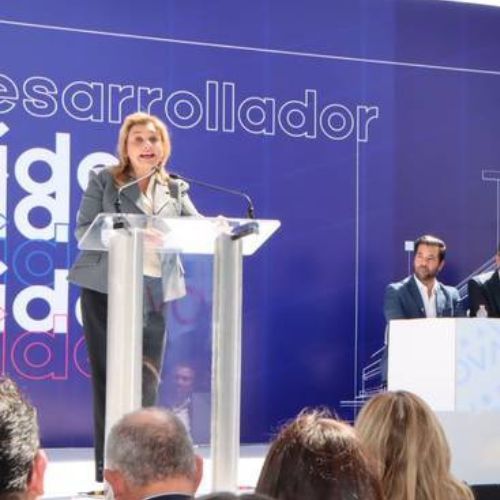 El evento contó con la participación de figuras de los sectores empresarial y gubernamental.