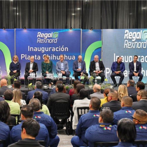 Directivos de Regal Rexnord y representantes gubernamentales durante la inauguración de la nueva planta.