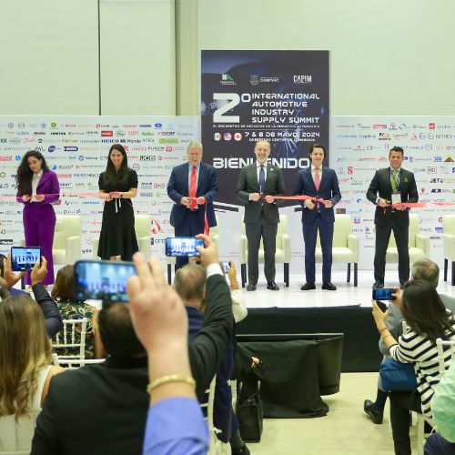 Autoridades estatales, representantes de la industria automotriz a nivel nacional y representantes de empresas estuvieron presentes en el corte de listón del evento.