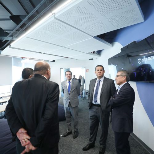 Directivos y representantes gubernamentales durante el recorrido durante las nuevas instalaciones.