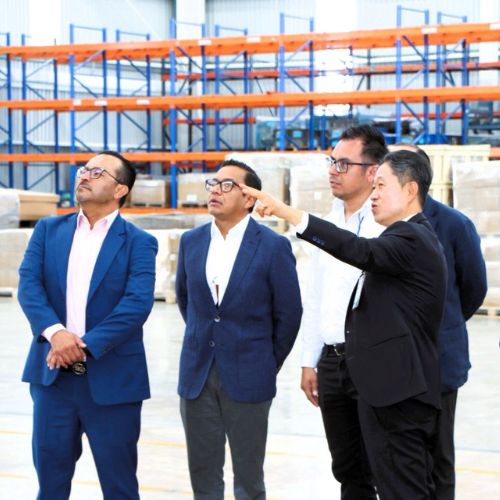 Autoridades estatales y directivos de la empresa develan plana de inauguración de su segunda nave industrial en el Parque Logistik II.