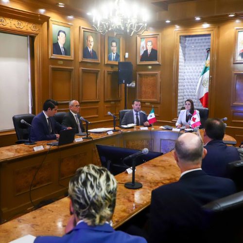Directivos de Rainmaker y la gobernadora de Aguascalientes, Tere Jiménez, durante el anuncio de inversión.