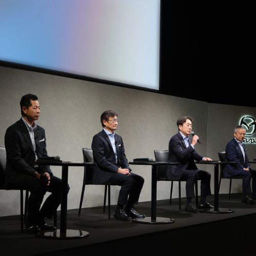 Mazda innova y se prepara para el futuro. Directivos de Mazda durante conferencia de prensa en Japón.