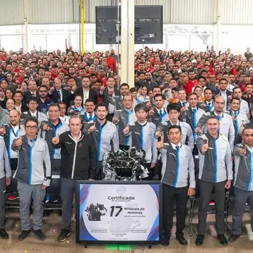 Directivos y personal de Nissan celebran producción de motores.