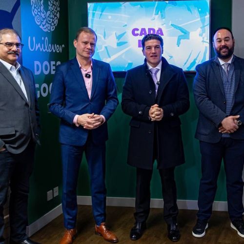 Directivos de Unilever y representantes gubernamentales.