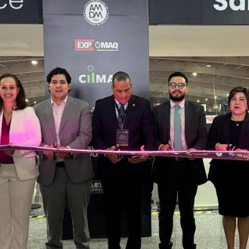 Líderes empresariales, representantes de cámaras industriales y autoridades federales y locales realizaron el tradicional corte de listón.