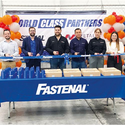Directivos de Fastenal y Metalia durante la oficialización de su alianza.