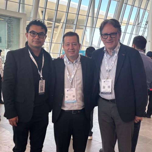 Axel Robledo, gerente de compras nacionales; Carlos Dosamantes, director de abastecimiento y Fabio Maiocco, director de abasto y Cadena de Suministro en Italika (Grupo Salinas).