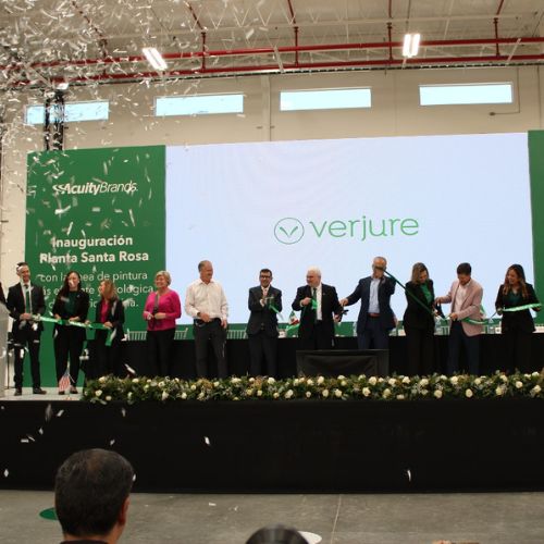 Directivos de Acuity Brands durante la inauguración de la nueva planta Santa Rosa.