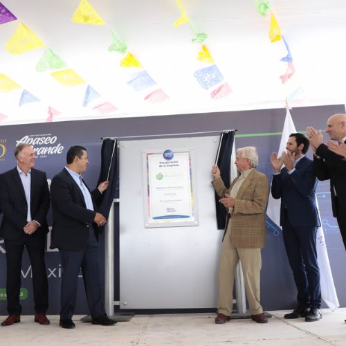 Directivos de la empresa y representantes gubernamentales durante la inauguración de la planta.