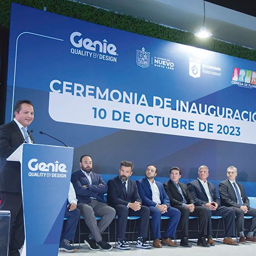 Directivos de Terex Genie durante la inauguración.