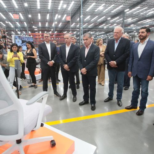 Directivos de HNI y representantes gubernamentales durante la inauguración oficial de la planta.