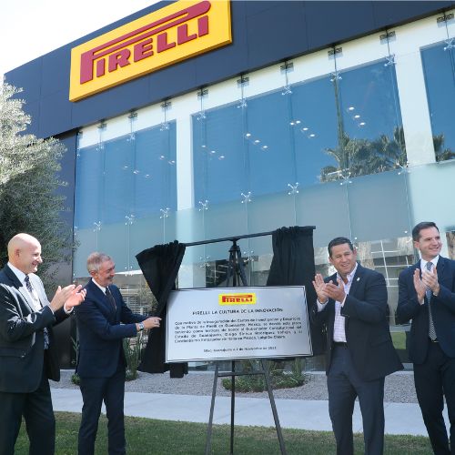 Directivos de Pirelli y representantes gubernamentales de Guanajuato, inauguran el nuevo polo de innovación en la entidad.
