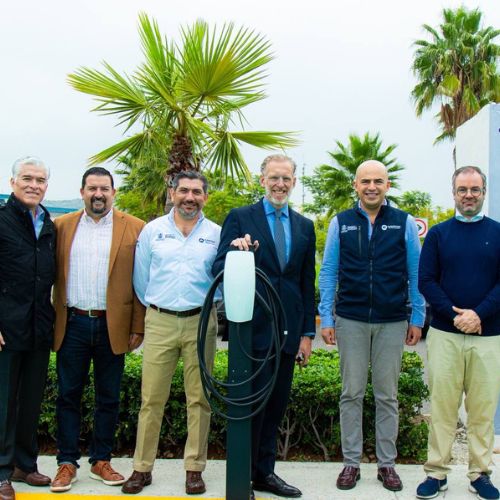 A la inauguración de los centros de carga para vehículos eléctricos en el Aeropuerto Intercontinental de Querétaro, acudieron personalidades del Clúster Energético, autoridades estatales, del Clúster Automotriz y representantes de Tesla.