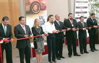 ›› Representantes gubernamentales durante el corte de listón inaugural del evento: Automotive Meetings 2015.