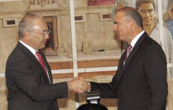 ›› Gerardo Bruno López López, Director General de Brose, saluda a José Calzada Rovirosa, Gobernador de Querétaro durante la conferencia de prensa para realizar el anuncio de la instalación de una nueva planta.