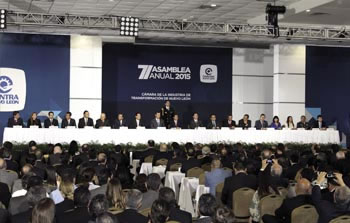 ›› Representantes gubernamentales durante la 71 Asamblea de la Caintra.