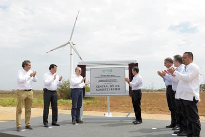 ›› Representantes gubernamentales durante la develación de la placa de lo que será Central Eólica.