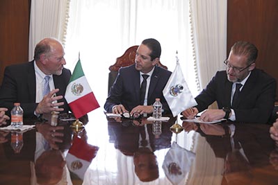 Dennis Berry, presidente de Chassis Brake International en América, durante una reunión con el gobernador de Querétaro, Francisco Domínguez Servién.