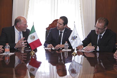 Dennis Berry, presidente de Chassis Brake International en América, durante una reunión con el gobernador de Querétaro, Francisco Domínguez Servién.