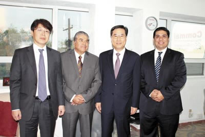 ›› Mr. Ryu Ung Cheo, Gerente General de Hyundai-Wia; Ing. Ramiro Silva Aranda, Director <br />General de Commai; Mr. Yoon Jun Mo, Presidente y CEO Hyundai-Wia y el Ing. Tomas E. Silva <br />Cardenas, Gerente General de Commai.<br />