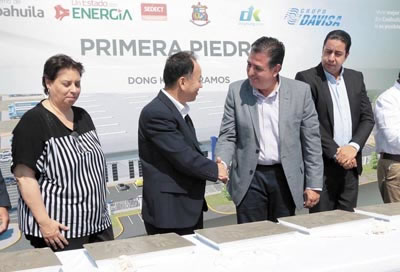 ›› Directivos de Dong Kwang y representantes gubernamentales, durante la <br />colocación de su primera piedra en el Parque Industrial Santa María Ramos <br />Arizpe.<br />