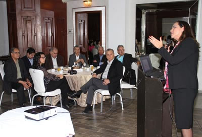 ›› Directivos y representantes gubernamentales durante la exposición del tema del Cambio Climático en Nuevo León.