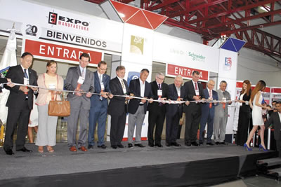 ›› Directores y representantes gubernamentales, durante el corte del listón de la inauguración de la exposición en Nuevo León.