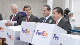 ›› (izq.-der.) Michael Duker, Presidente de Operaciones Globales de FedEx; Rogelio Garza Garza, Subsecretario de Industria y Comercio de la Secretaría de Economía; Eruviel Ávila Villegas, Gobernador del Estado de México y Jorge Luis Torres Aguilar, Presidente de FedEx Express México.