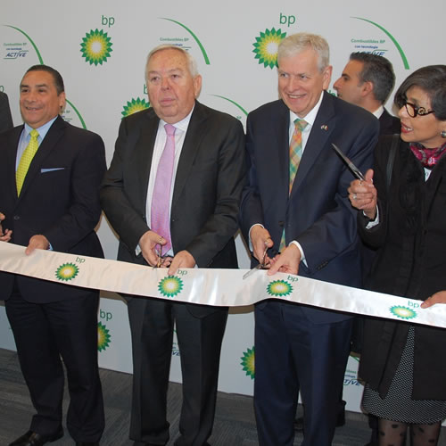 Fernando Turner acudió a la inauguración de la primera estación de servicio de gasolina de Grupo BP.