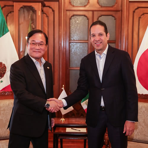 Reunión entre Francisco Domínguez Servién, gobernador de Querétaro, y Osamu Hokida, cónsul general de Japón en León