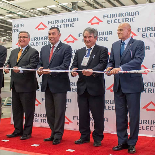 Representantes de gobierno y de la compañía Furukawa Electric Latam realizaron el corte de listón de su nueva planta industrial.