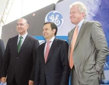 ›› (Izq.-der.) José Calzada Rovirosa, Gobernador del Estado ; Ildefonso Guajardo Villareal, Secretario de Economía y Jeff Immelt, Presidente y Director General de GE.