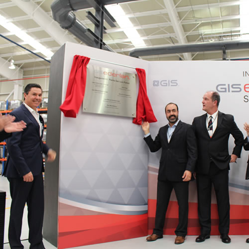 Durante la develación de la placa conmemorativa a la inauguración de GISederlan y Fagor Ederlan Group.