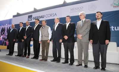 ›› Directores y gobernantes durante la inauguración de la empresa.