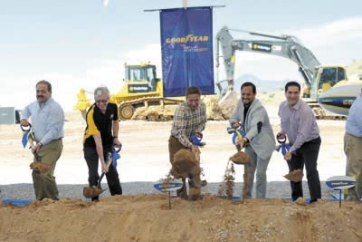 ›› Directivos durante el banderazo del arranque de construcción de su planta en San Luis Potosí.