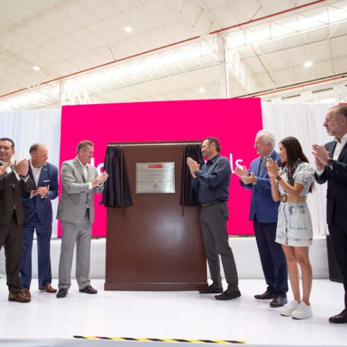 El gobernador de Querétaro, Mauricio Kuri; el CEO de Kloeckner Metals, John Ganem; el gerente general regional de Kloeckner Metals, Roberto Mercado Santos, directivos y autoridades inauguraron la nueva planta.