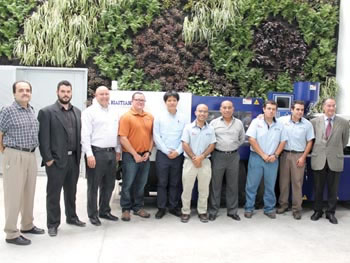 ››Directivos de Haitian International y China Plastic Machinery posan ante la cámara de Somos Industria.