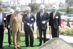 ›› Eruviel Ávila Villegas, Gobernador del Estado de México, junto con Kunihico Ohnuma, Presidente Mundial de Hitachi, durante el anuncio de la construcción de una tercera planta Hitachi Automotive Systems en el municipio de Lerma, Estado de México.<br />