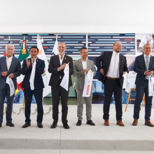 Autoridades estatales, municipales y directivos de la empresa celebraron la apertura de la nueva planta en Pedro Escobedo.