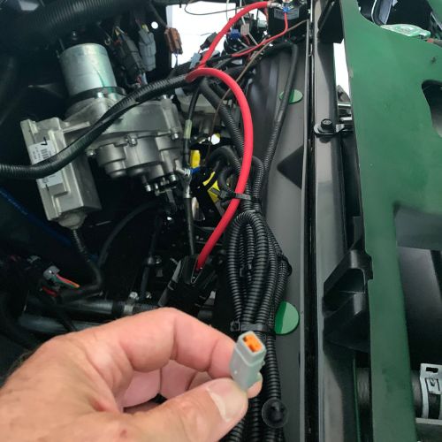Industrias John Deere busca inyección de plástico, arneses, maquinado en serie, entre otros productos.