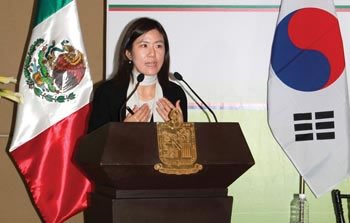 ››Youn Hee Han, Directora del Centro de Comercio e Inversión de Corea en México (KOTRA, por sus siglas en inglés), durante su intervención en el Encuentro Regional Automotriz México-Corea.