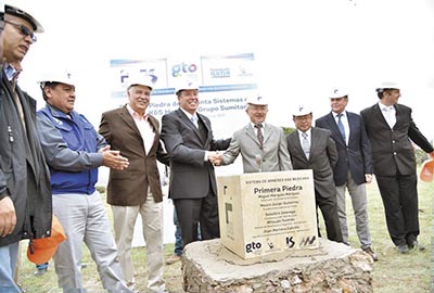 Colocan la primera piedra de la planta autopartera.