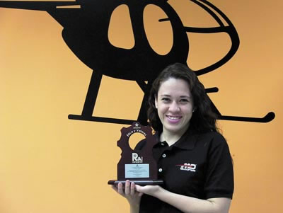 Laura Silva, Coordinadora de RH orgullosa con el premio recibido.